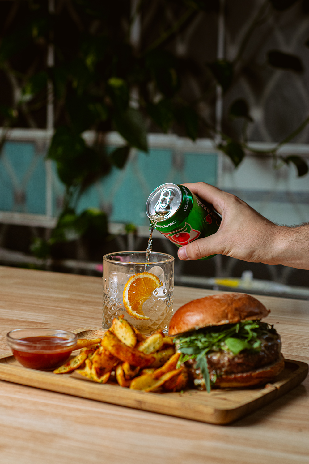 Foto de burger con patatas fritas